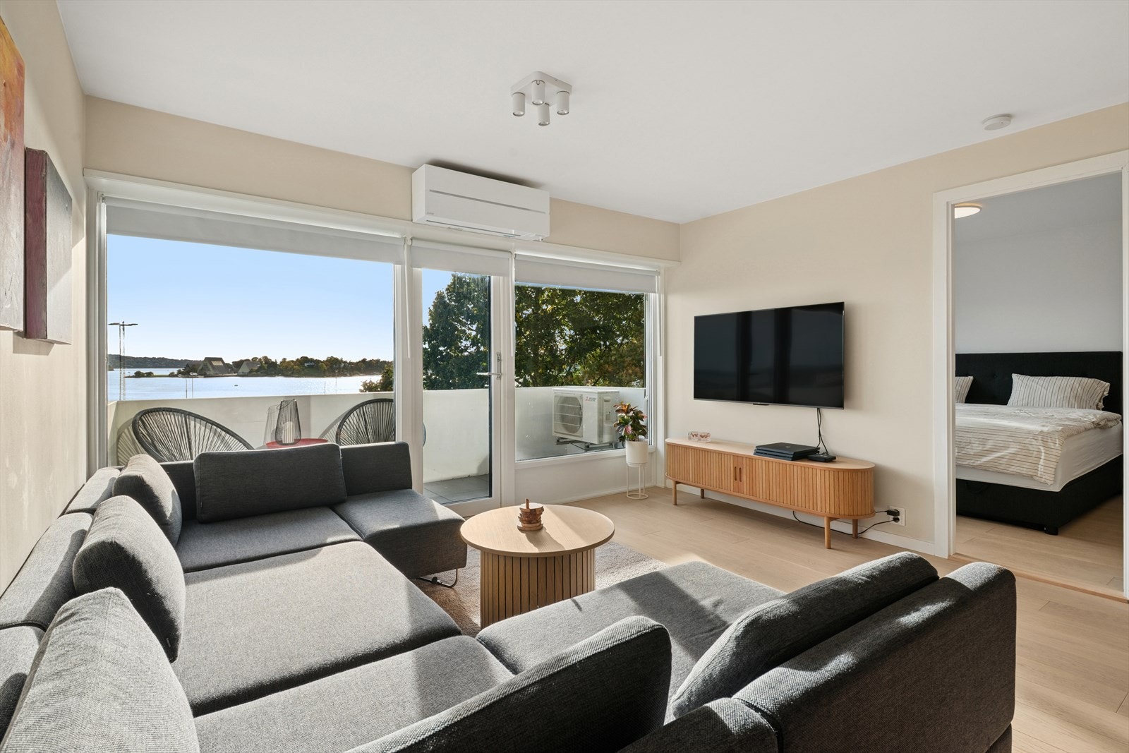 Stuen er belagt med pen og tidsriktig enstavs parkett og har en romslig planløsning med flere innredningsmuligheter. Galleribilde