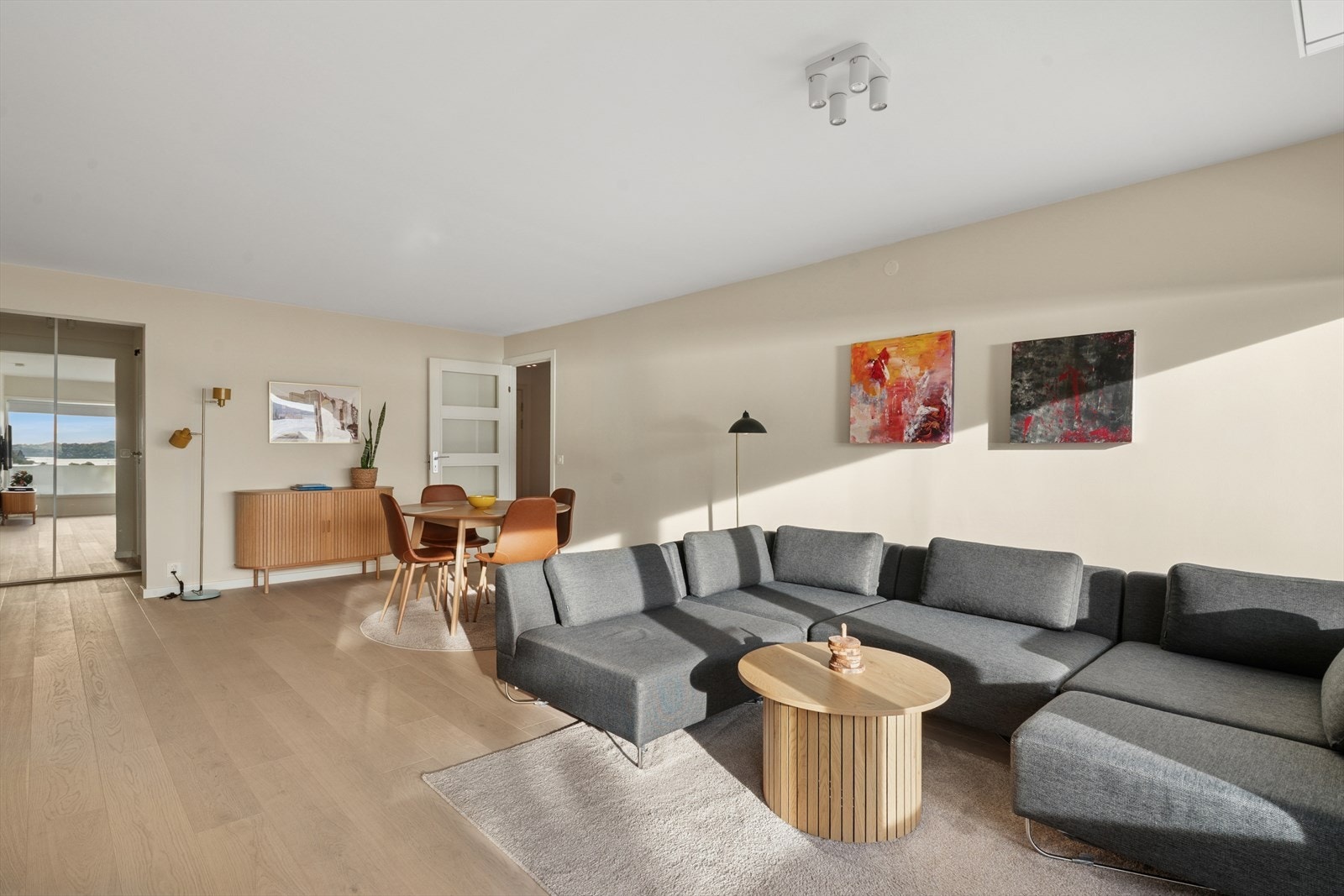 Himlingshøyden i stuen er målt til ca. 2,37 meter. Galleribilde