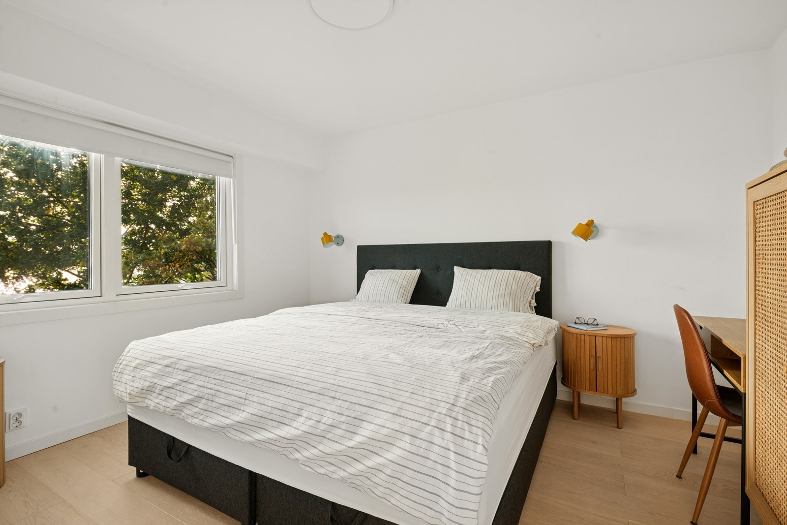 Leiligheten har to gode soverom med lyse fargevalg og enstavs parkett på gulv. Galleribilde