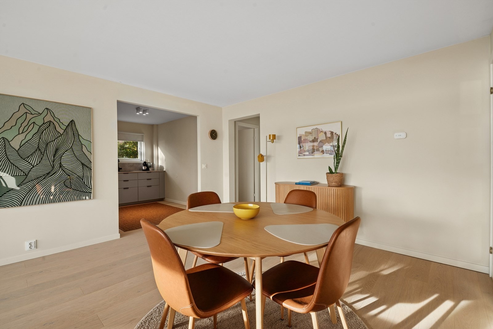 Boligen har en god planløsning med flere naturlige soner. Galleribilde