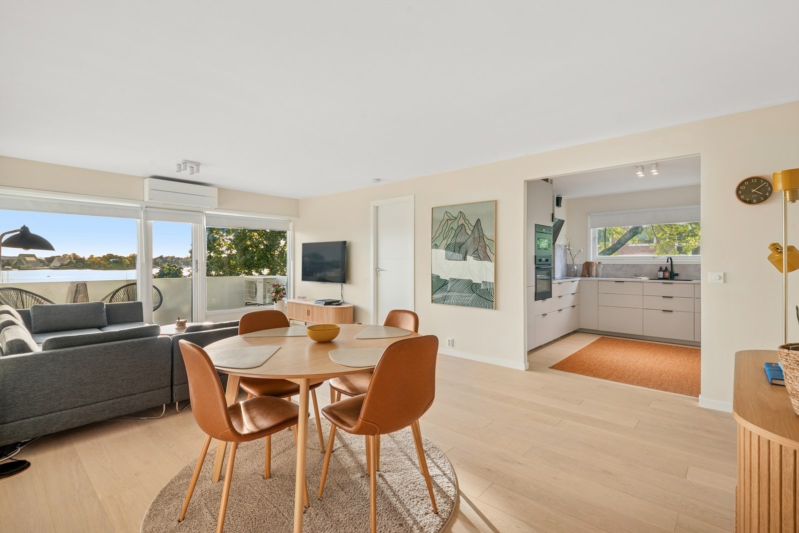 Det er installert luft-til-luft varmepumpe i stuen. Galleribilde