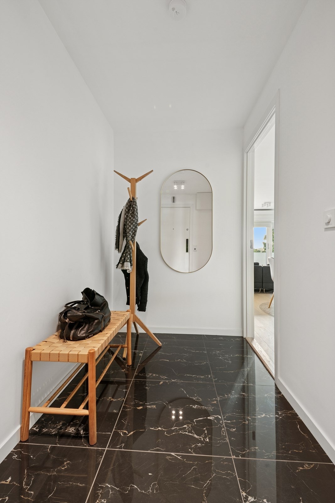 Innbydende og flislagt entré med varmekabler i gulv og et lyst fargevalg på vegger. Galleribilde