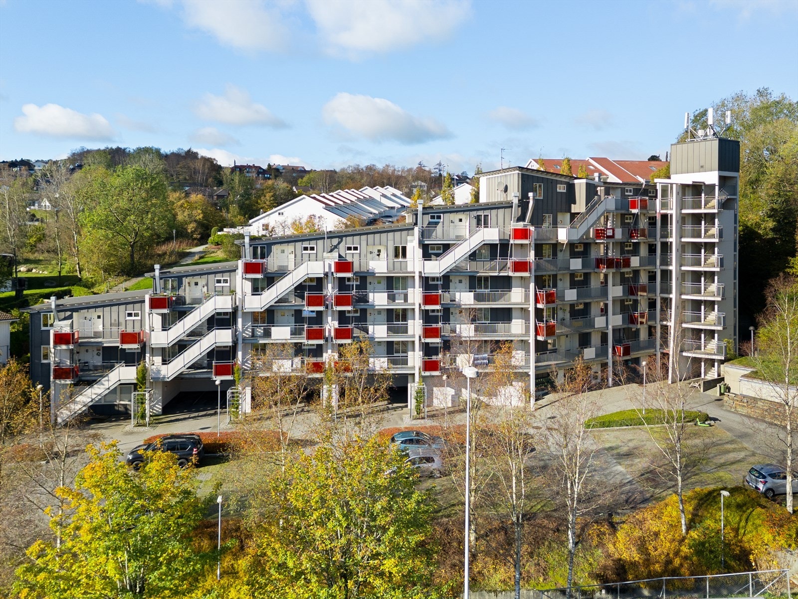 Parkering på felles utvendig oppstillingsplass. Det første mann til møllen på parkering. Borrettslaget har tilrettelagt for lading av elbil, kontakt styret for mer informasjon. Galleribilde