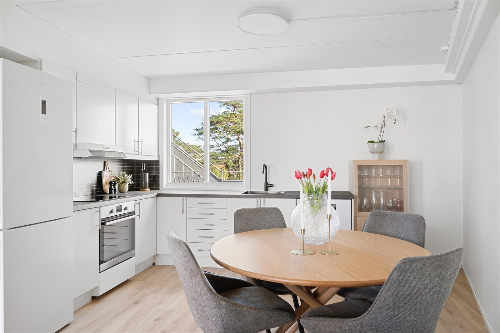 Her kan man nyte gode måltider i hyggelig samvær. Galleribilde