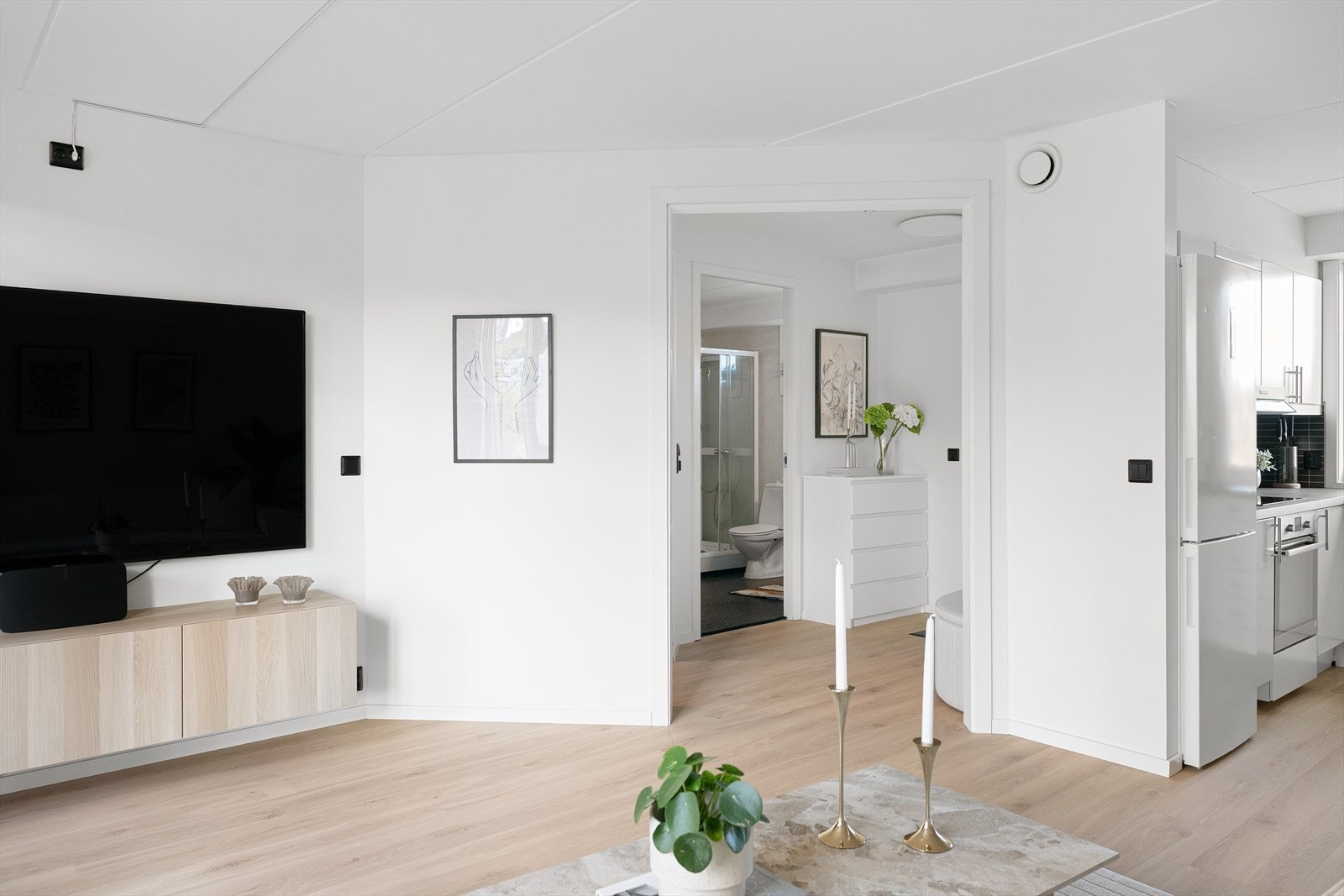 Leiligheten har fint laminatgulv som ble lagt nytt i 2025 som gir boligen et tidløst og stilrent følelse. Galleribilde