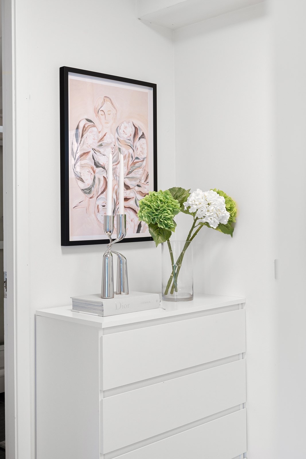 Dette er en lettstelt og gjennomført leilighet som passer perfekt for førstegangskjøpere, par, enslige eler eldre som ønsker en lettstelt og sentral bolig med god standard, heis, balkong og sentral beliggenhet. Galleribilde