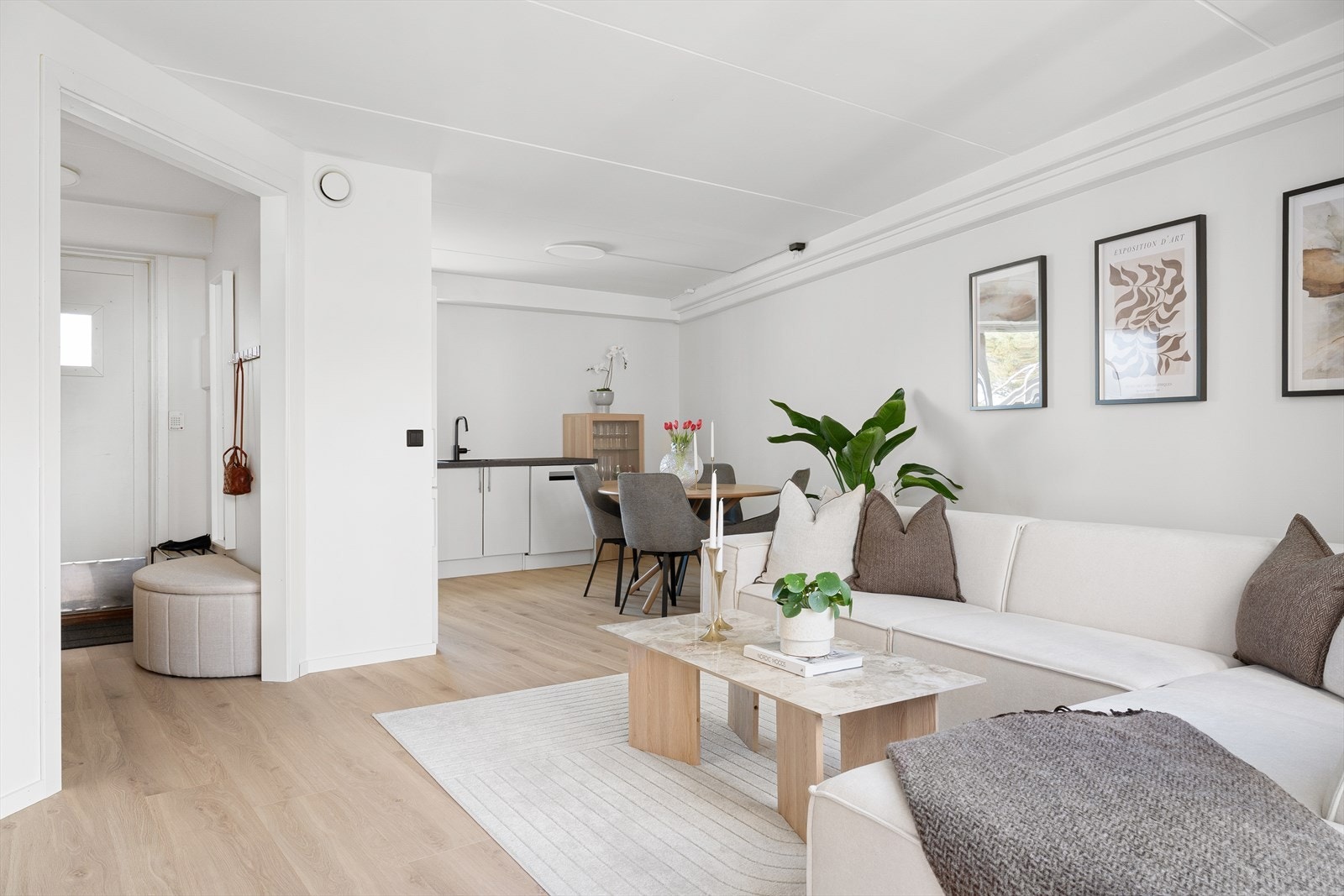 Leilighetens sosiale kjerne består av en åpen og romslig stue-/kjøkkenløsning. Galleribilde