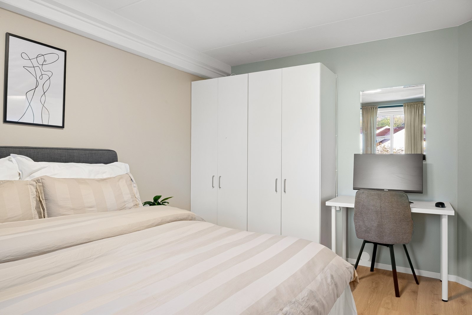 Det er plass til dobbeltseng, garderobe, nattbord og eventuelt skrivepult. Galleribilde