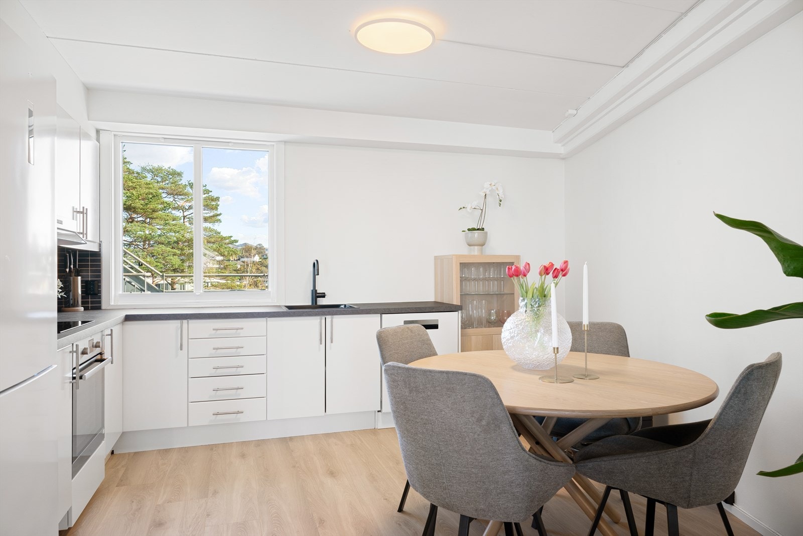 Det er rikelig med både oppbevaringsplass og arbeidsflate - og under vasken er det montert Waterguard for ekstra trygghet. Galleribilde