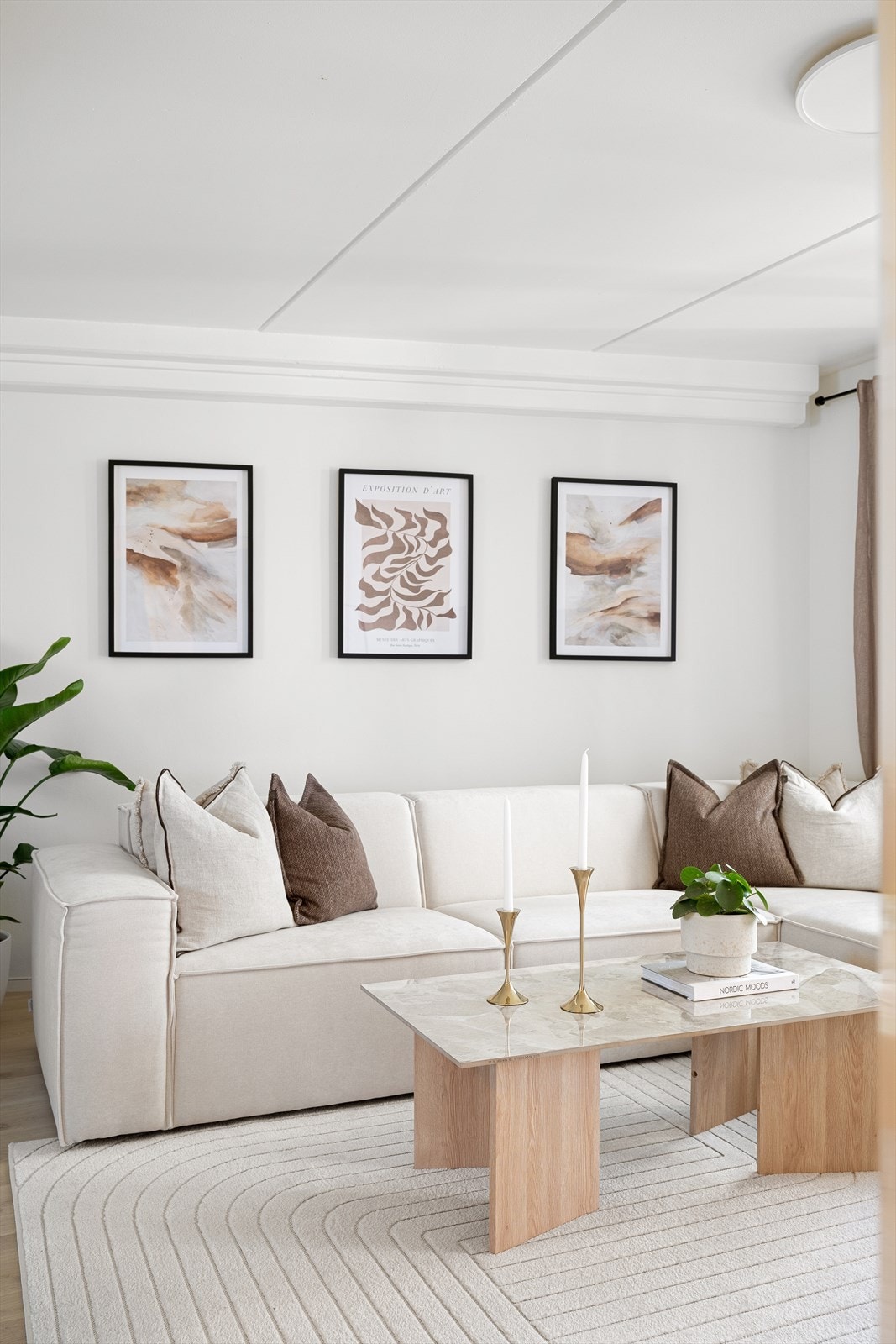 Stuen har god plass til både sofagruppe, TV-møblement og annet stue møblement. Galleribilde