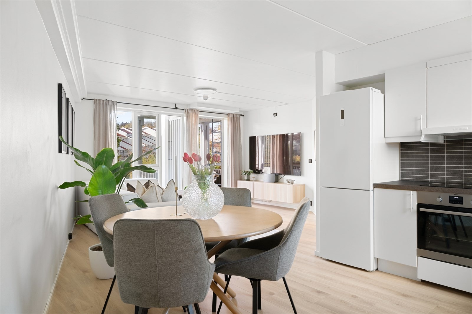 Det er god plass til spisebord mellom kjøkkenet og stuen. Galleribilde
