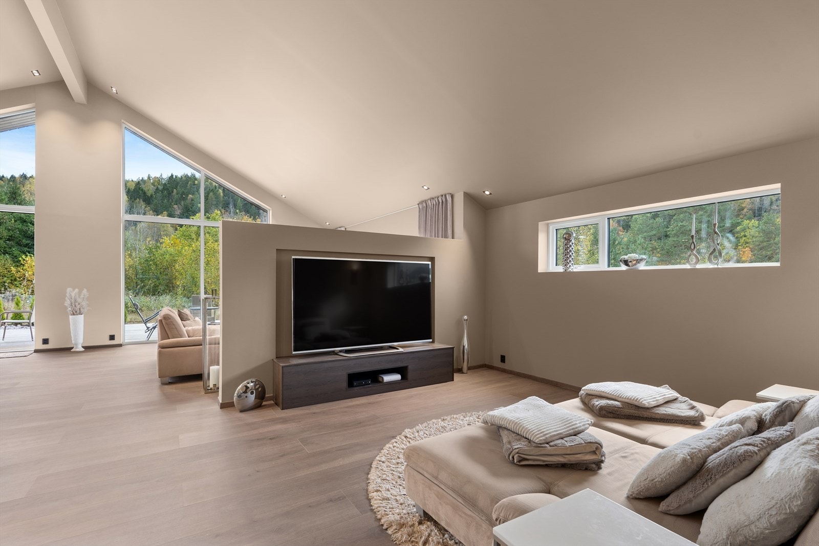 Todelt stue med egen tv-stue del Galleribilde