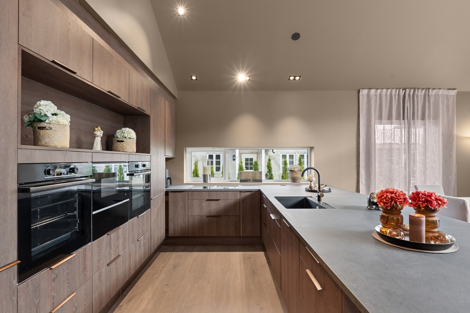 Lekker kjøkkeninnredning med praktisk kjøkkenøy Galleribilde