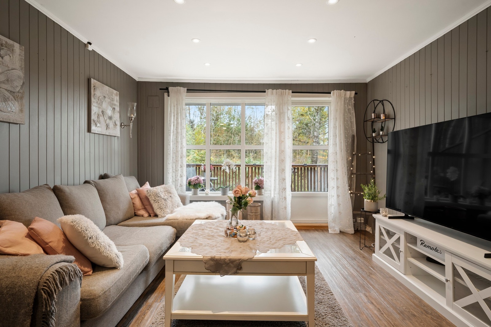 Stuens form gjør den enkel å møblere med sofa, sofabord og mediemøblement. Galleribilde