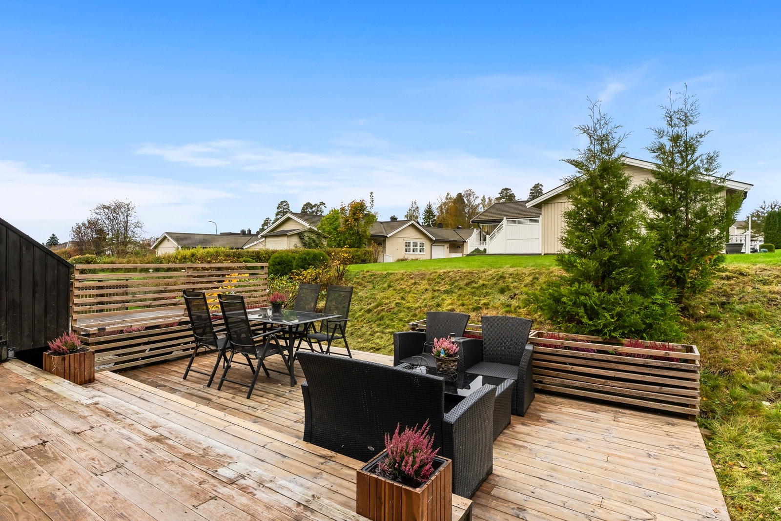 Terrassen har god plass til sittegrupper, plantekasser og grill. Galleribilde