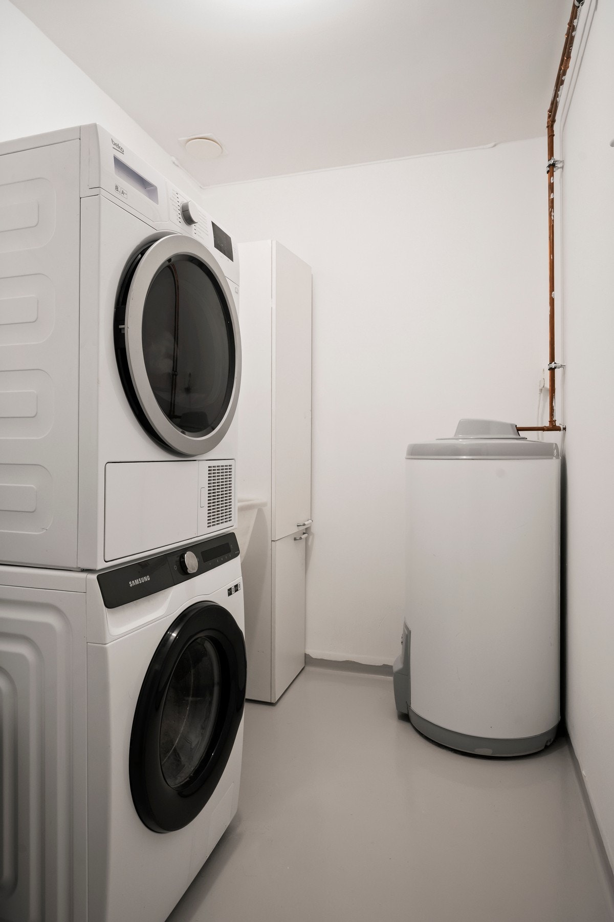 Praktisk vaskerom med opplegg til vaskemaskin/tørketrommel og skyllekar. Galleribilde