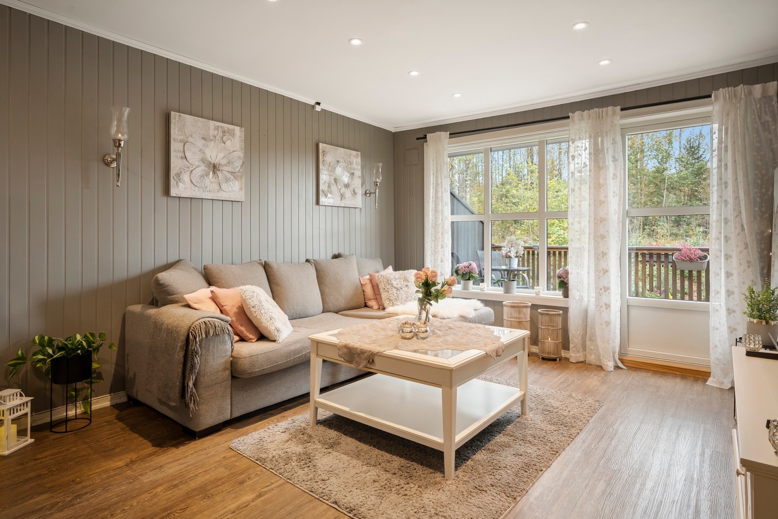 Lys og romslig stuedel med store vindusflater og mye naturlig lys. Galleribilde
