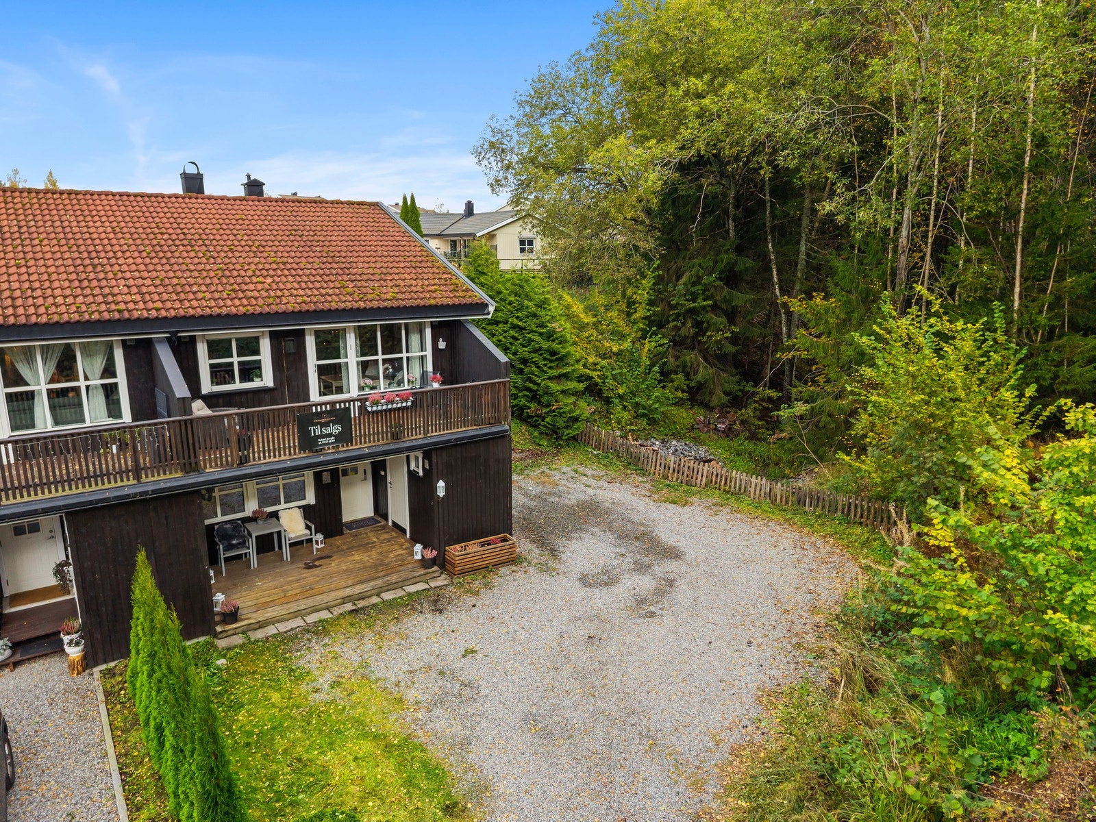 Ved eiendommen er det parkeringsplass for flere biler, samt elbillader (2018) på endeveggen. Galleribilde