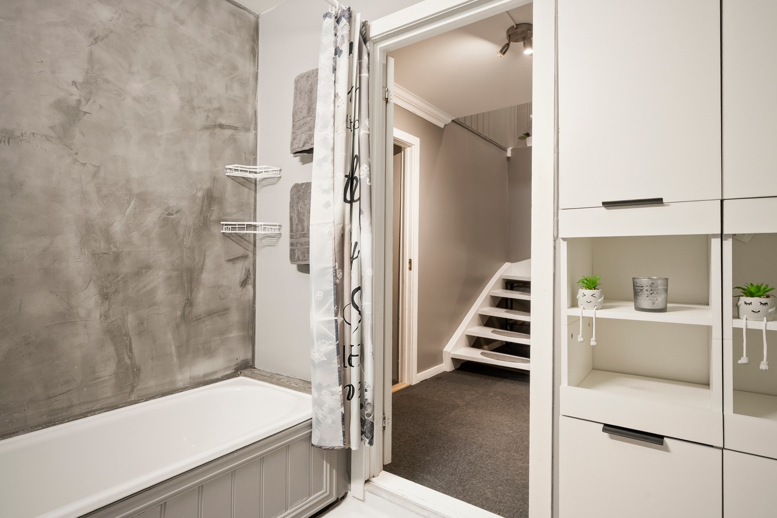 Bad fra byggeåret. Gulvbelegg malt med Epoxi gulvmaling i 2025. Nytt toalett i 2025. Galleribilde