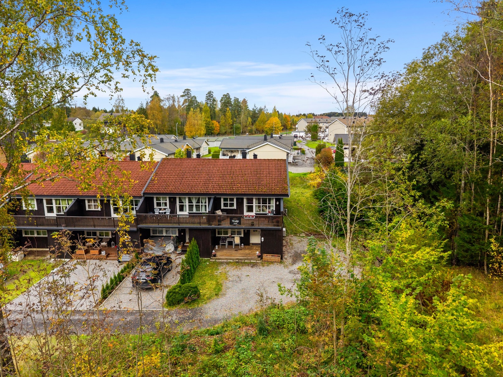 Ute kan du nyte hele 62 m² med terrasser og veranda - perfekt for både morgenkaffen og lange sommerkvelder. Galleribilde