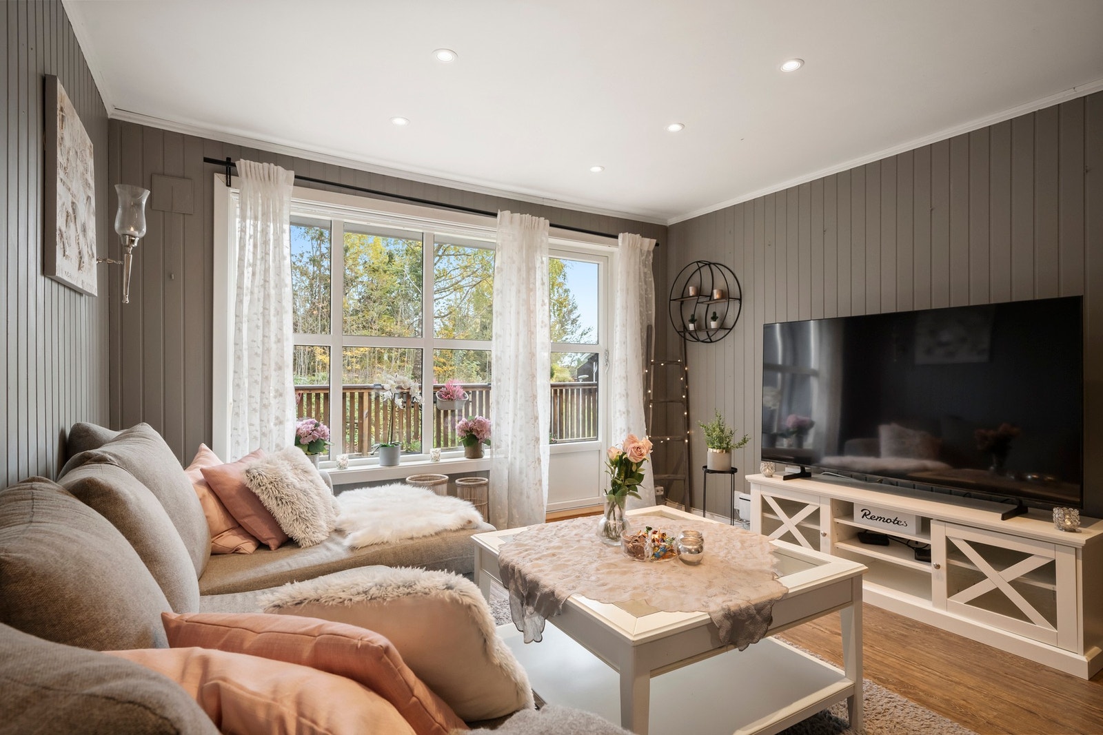 Fra stuen er det utgang til veranda. Galleribilde