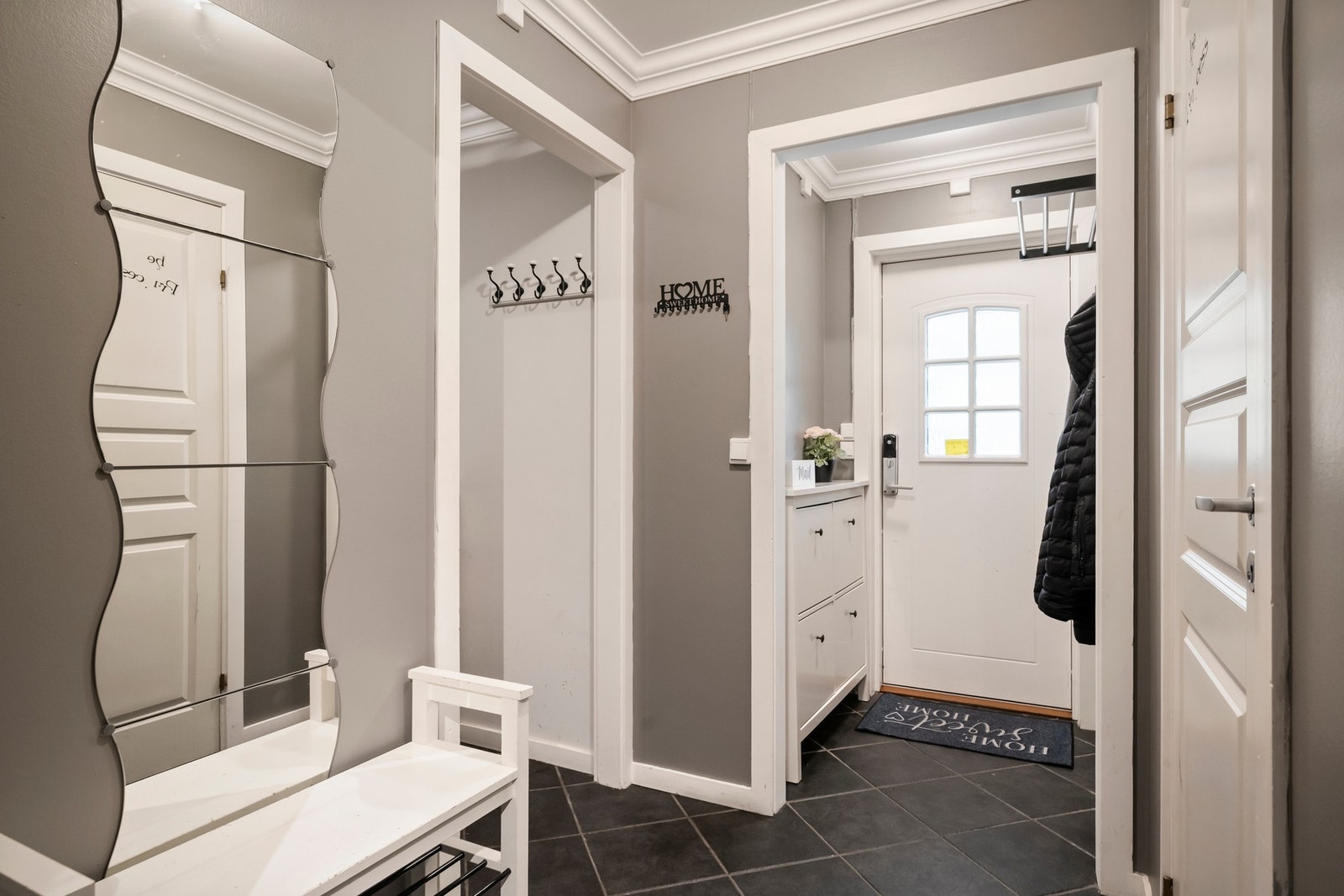 Romslig entré med plass til oppbevaring. Ytterligere lagringsplass i praktisk garderoberom. Galleribilde