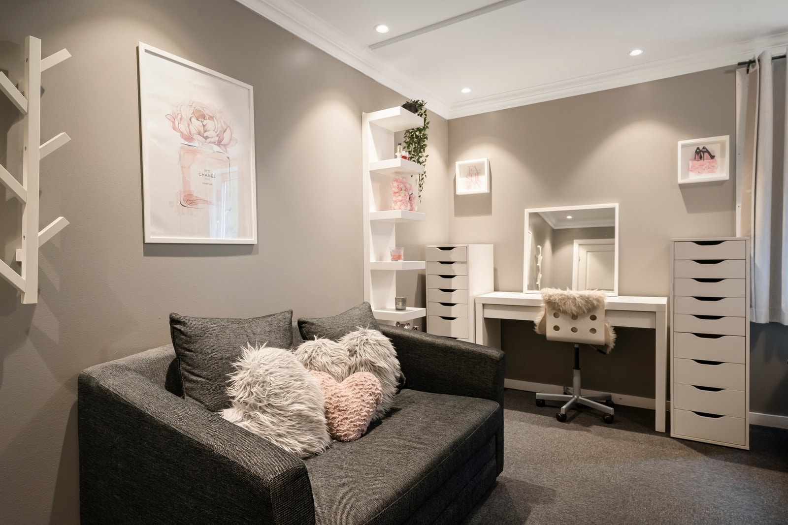 Rommet har god plass til seng, garderobe og oppbevaringsmøblement. Galleribilde