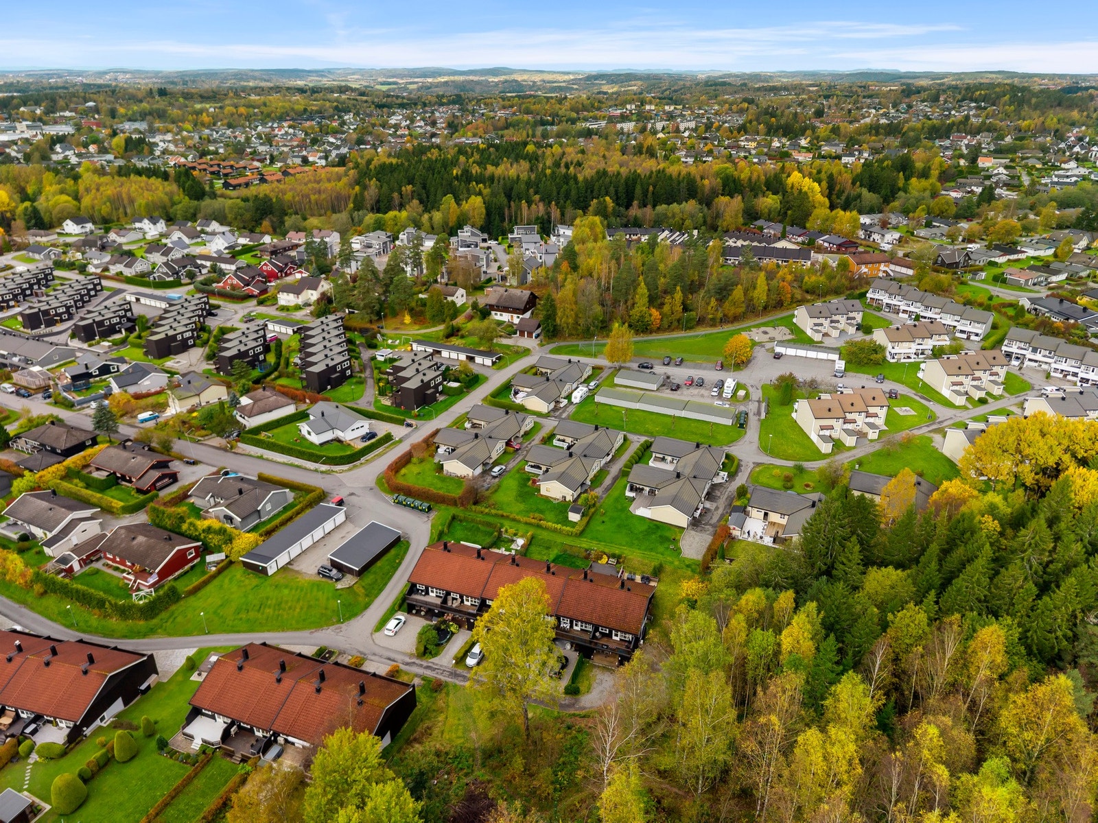 Innenfor kort gangavstand finner du servicefunksjoner, forretninger, apotek, bank, post, cafeer, togstasjon, busstasjon m.m. Galleribilde