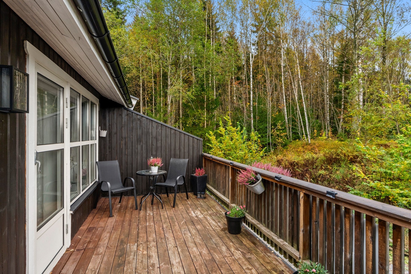 Verandaen har god plass til sittegrupper, plantekasser og grill. Galleribilde