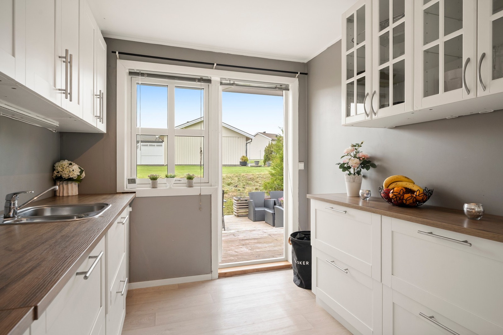 Fra kjøkkenet er det utgang til flott og solrik markterrasse. Galleribilde