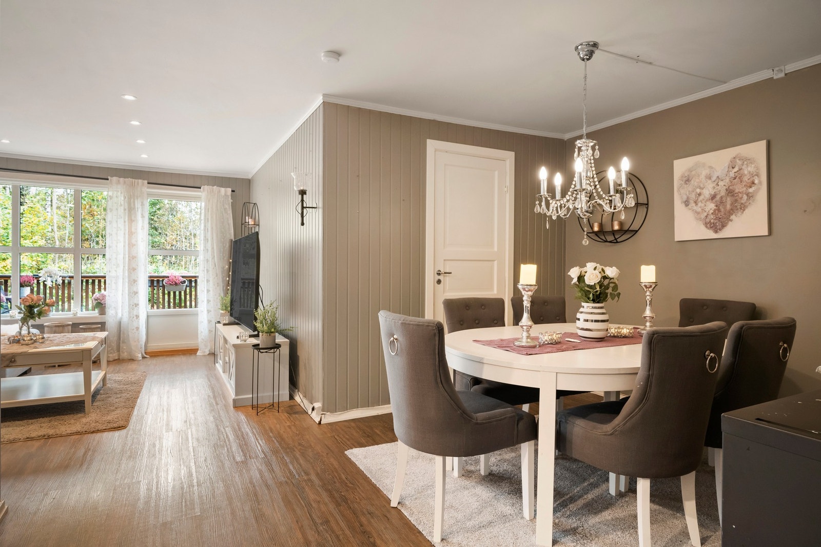 Egen spisestuedel med god plass til spiseseksjon. Galleribilde