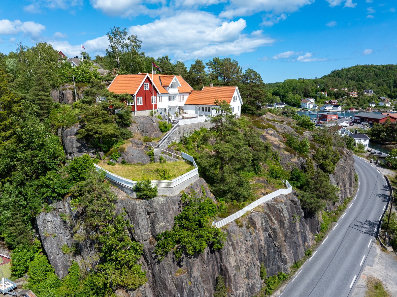 Tomten er på over 2.5 mål og er opparbeidet i flere nivåer. Her finnes strandlinje, naturtomt, hage og terrasse. Galleribilde