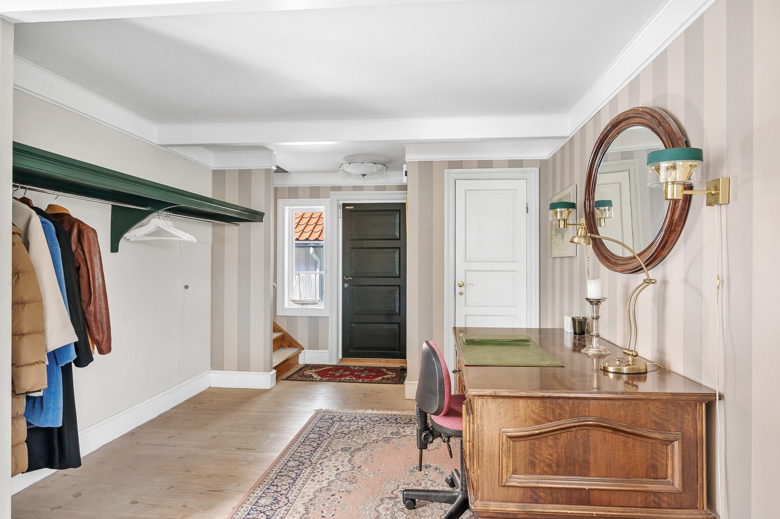 Hall/entrè med gode lagringsmuligheter til sko og yttertøy. Galleribilde