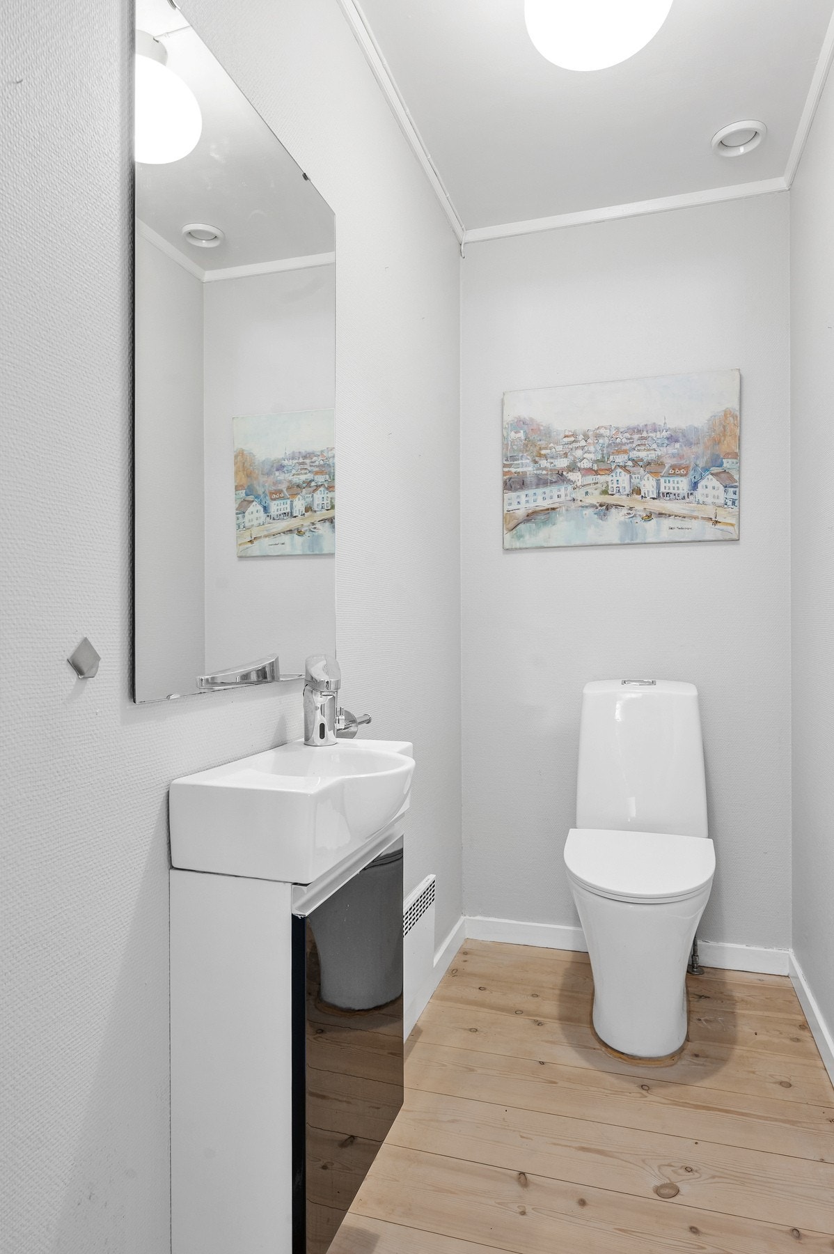 I tilknytning til entrèen er det et praktisk toalettrom. Galleribilde