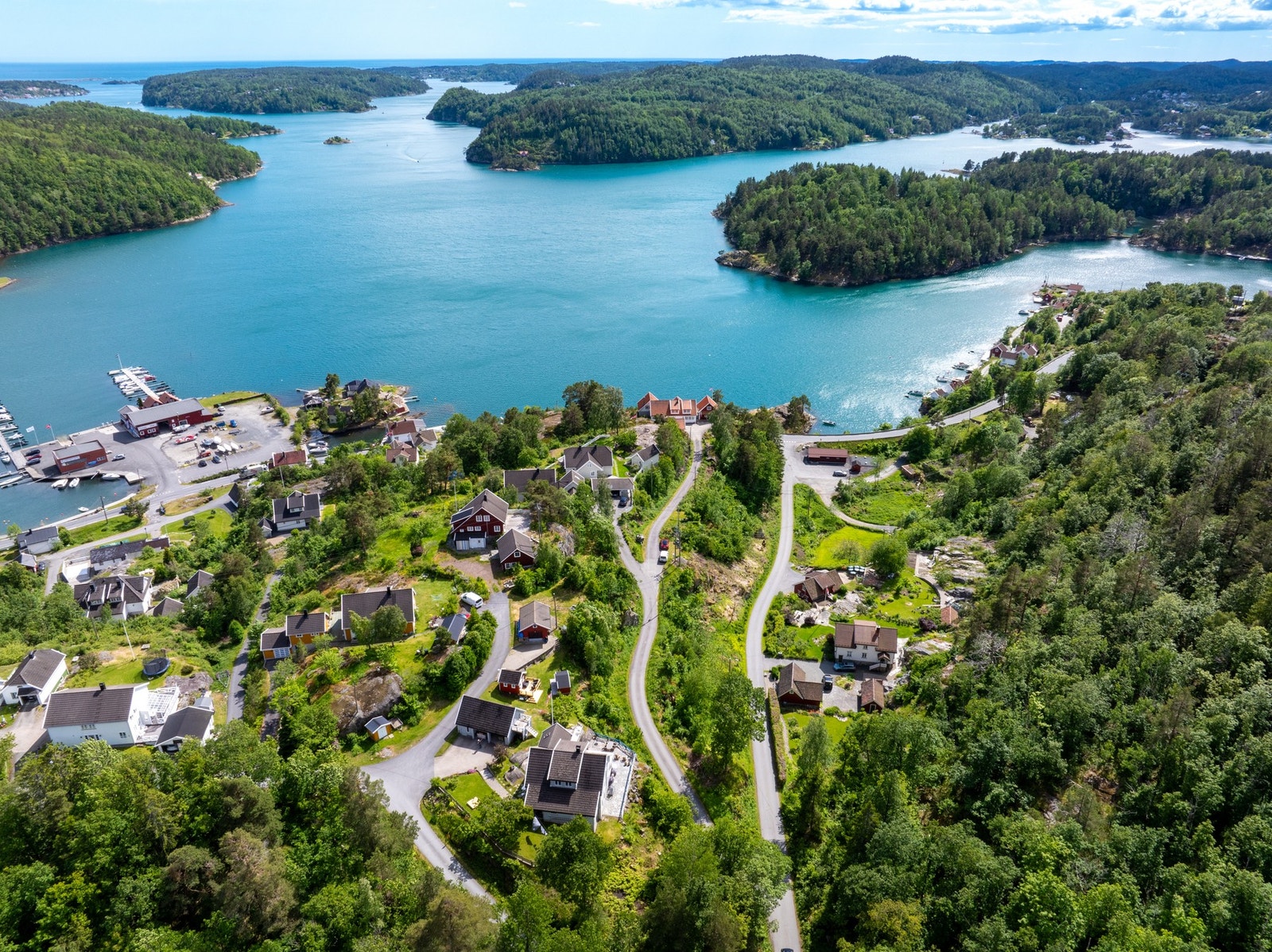 Eiendommen ligger innerst i en blindvei med skog og sjø som nærmeste nabo. Galleribilde