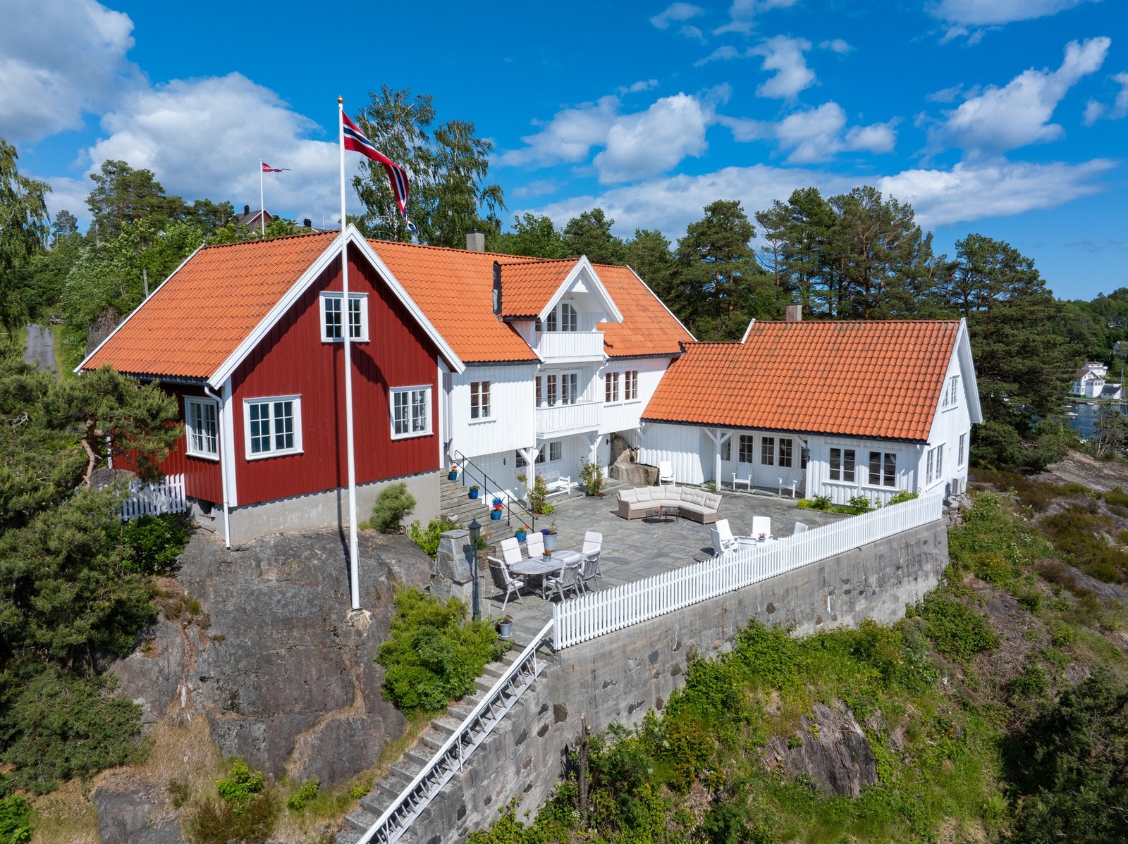 En storslagen utsiktseiendom med strandlinje, dobbel carport og stor tomt. Galleribilde