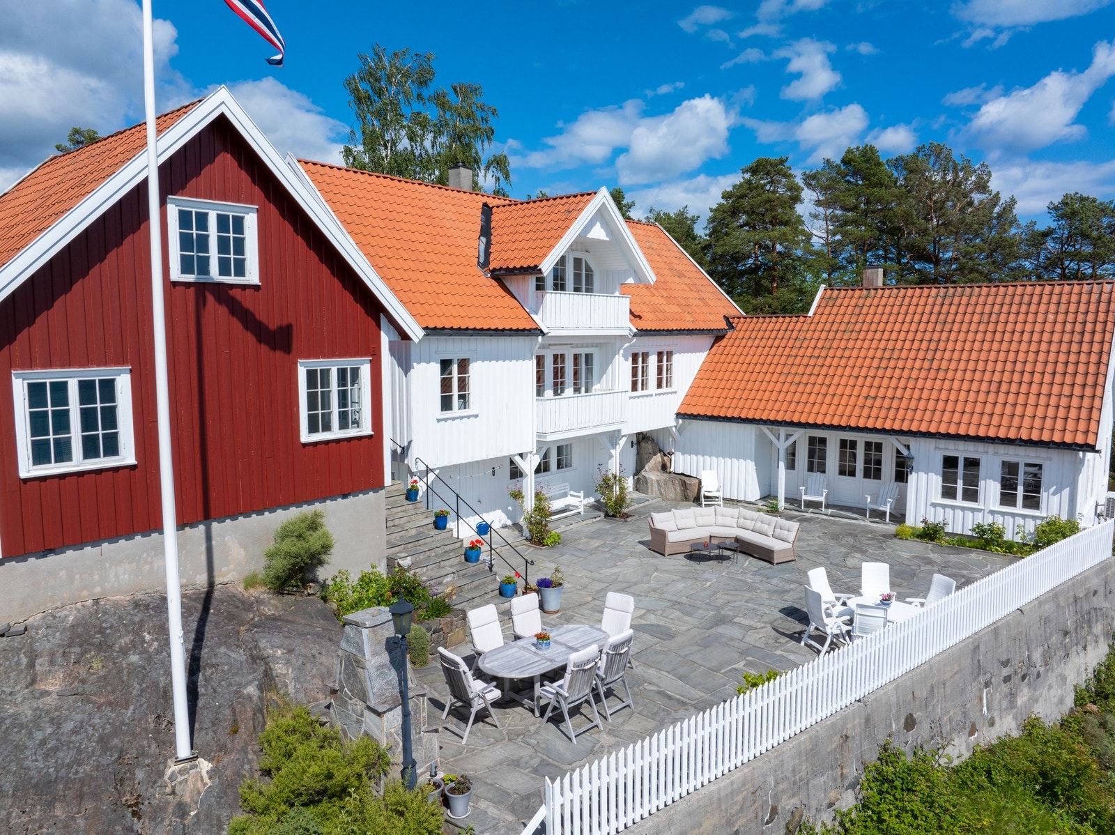 Stor skiferterrasse med god plass til flere soner. Galleribilde