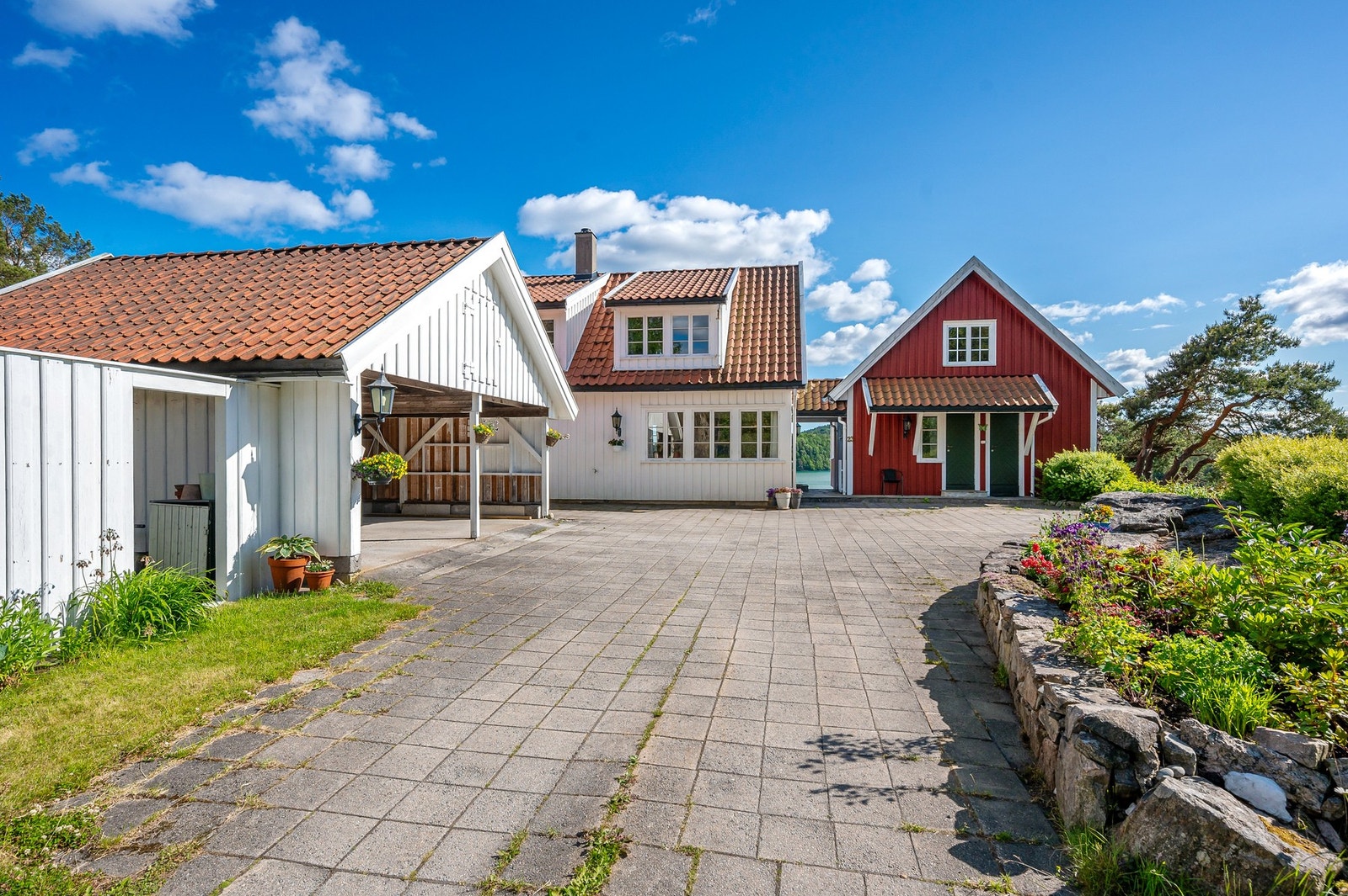 Steinbelagt innkjørsel med gode parkeringsmuligheter. Det er oppført en dobbel carport. Galleribilde