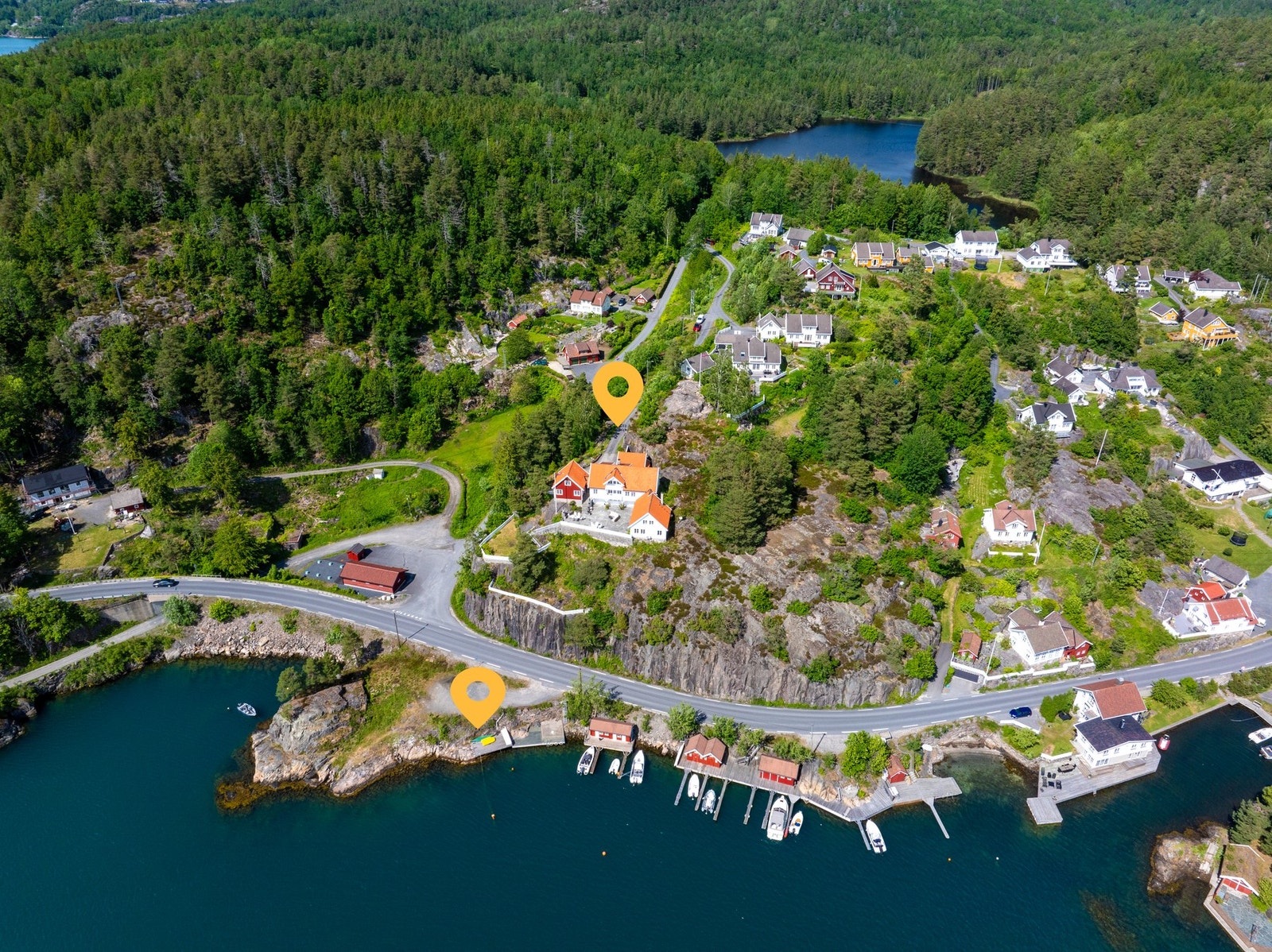 Det medfølger egen strandparsell med privat brygge og bademuligheter fra svaberget. Galleribilde