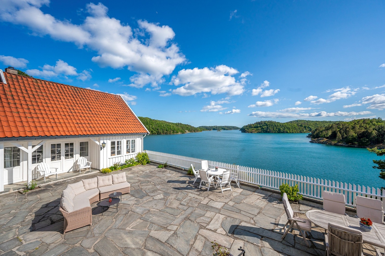 Fra terrassen er det panoramautsikt utover Sagesund, Oksefjorden og Furøya. Galleribilde