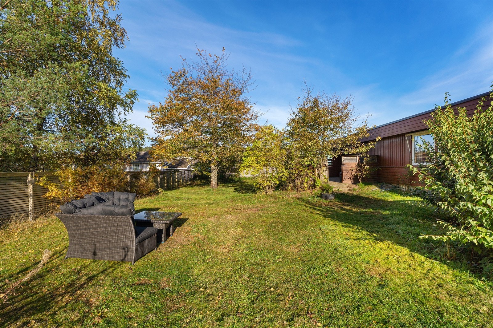 Frodig inngjerdet hage som passer ypperlig for firebeinte og små. Galleribilde