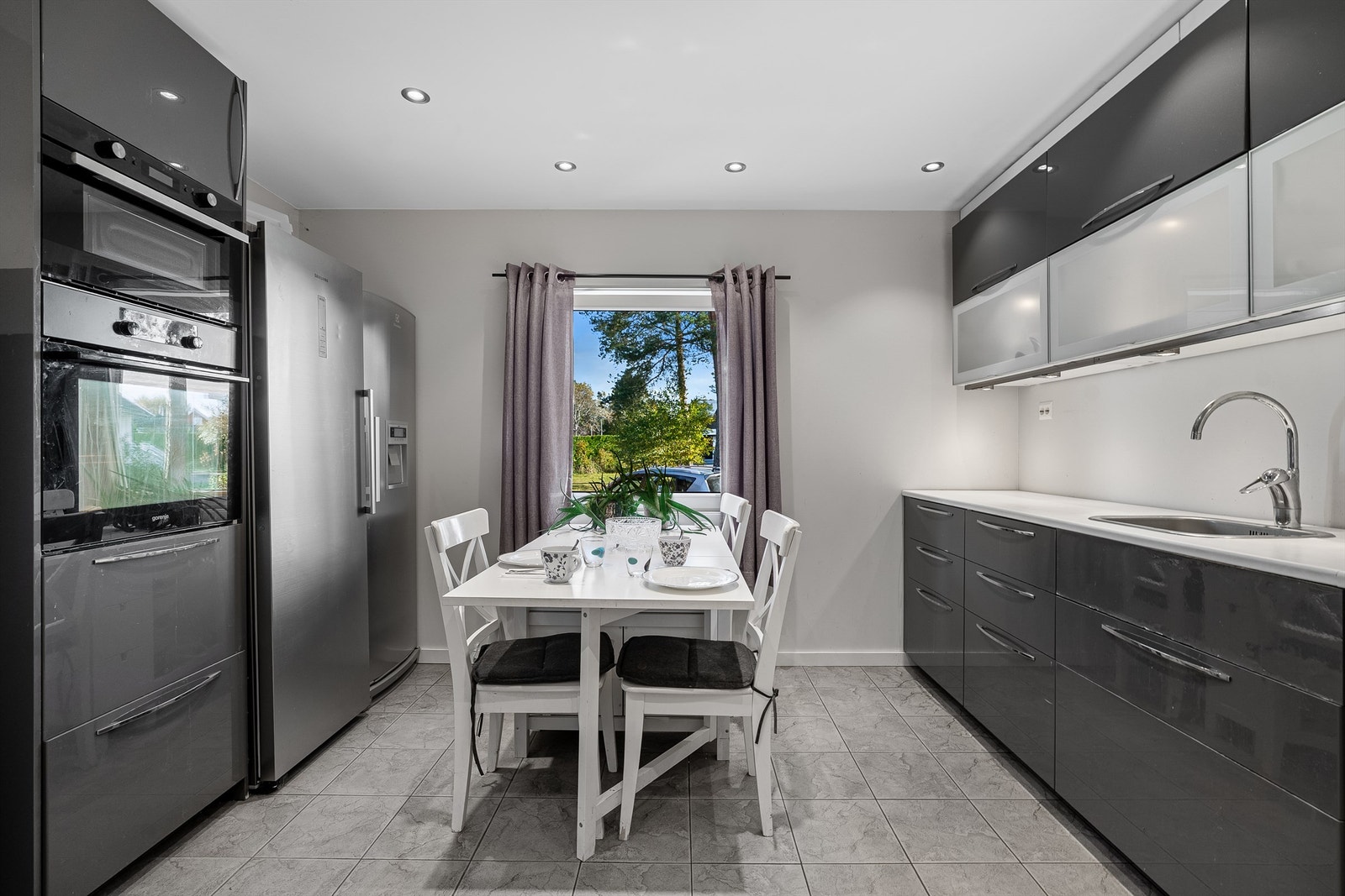 Kjøkkenet er av god størrelse med plass til en spisegruppe. Galleribilde