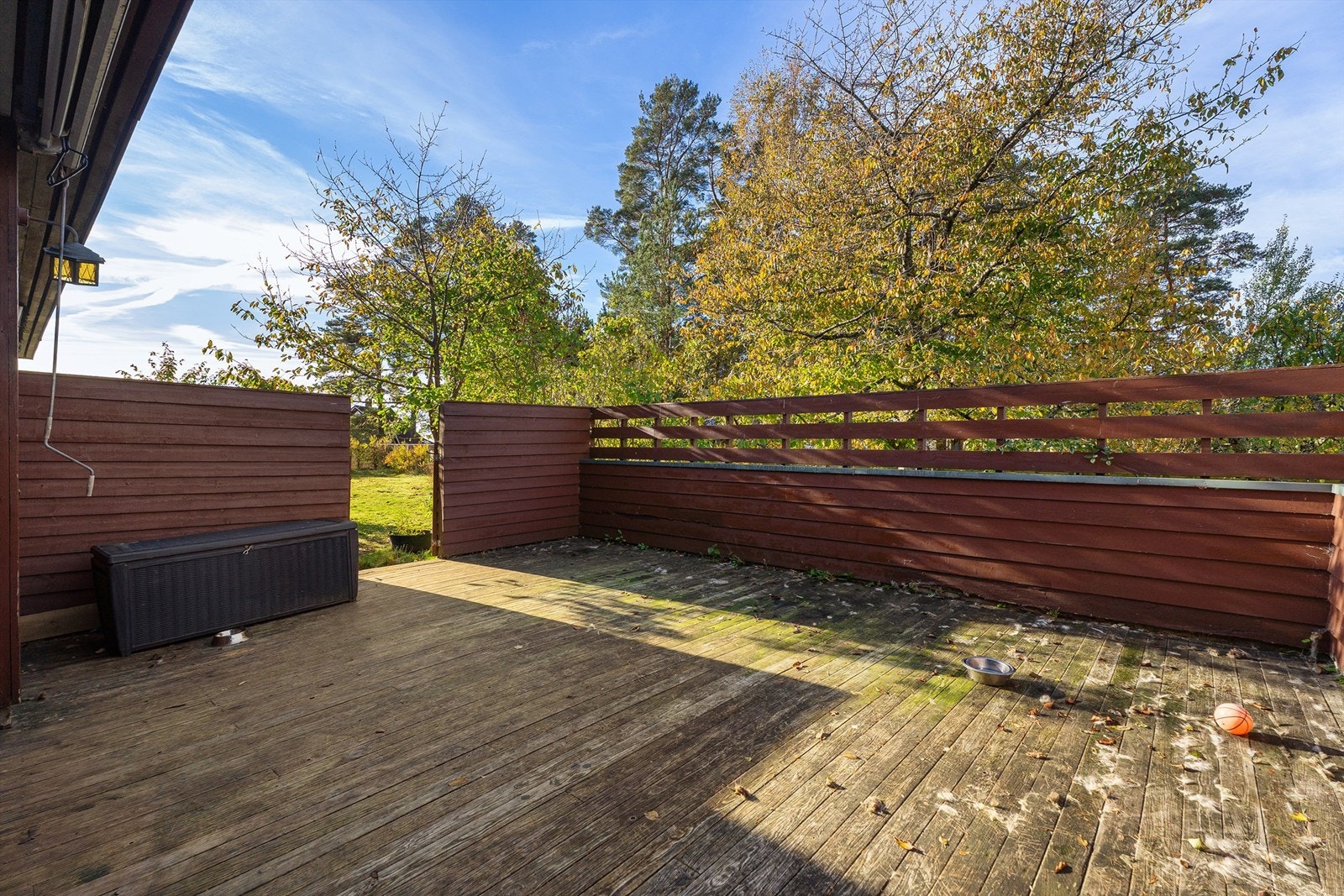 Fra stuen er det utgang til en platting. Det gjøres oppmerksom på at plattingen har behov for utskiftning. Galleribilde