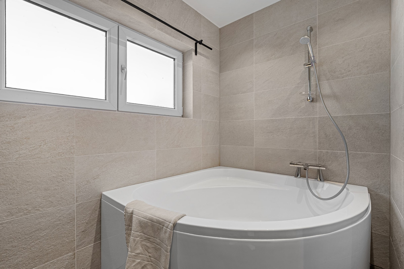 Praktisk badekar som passer ypperlig dersom du har små barn, eller om du trenger å koble av litt ekstra i hverdagen. Galleribilde