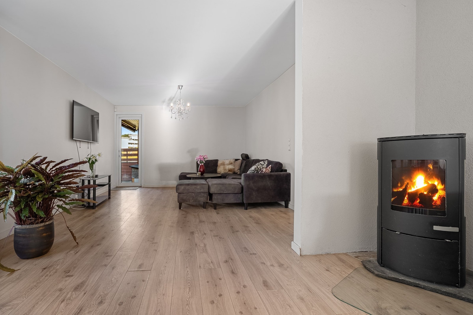 Det medfølger også en moderne peis som sørger for godt med varme på kaldere dager. Galleribilde