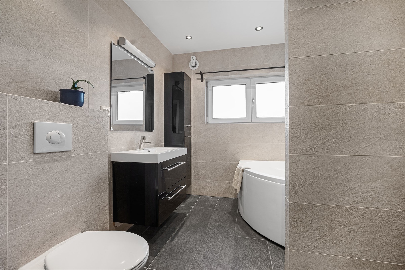 Romslig og stort bad med både badekar, dusjnisje, vegghengt toalett og servant med oppbevaring samt høyskap. Galleribilde