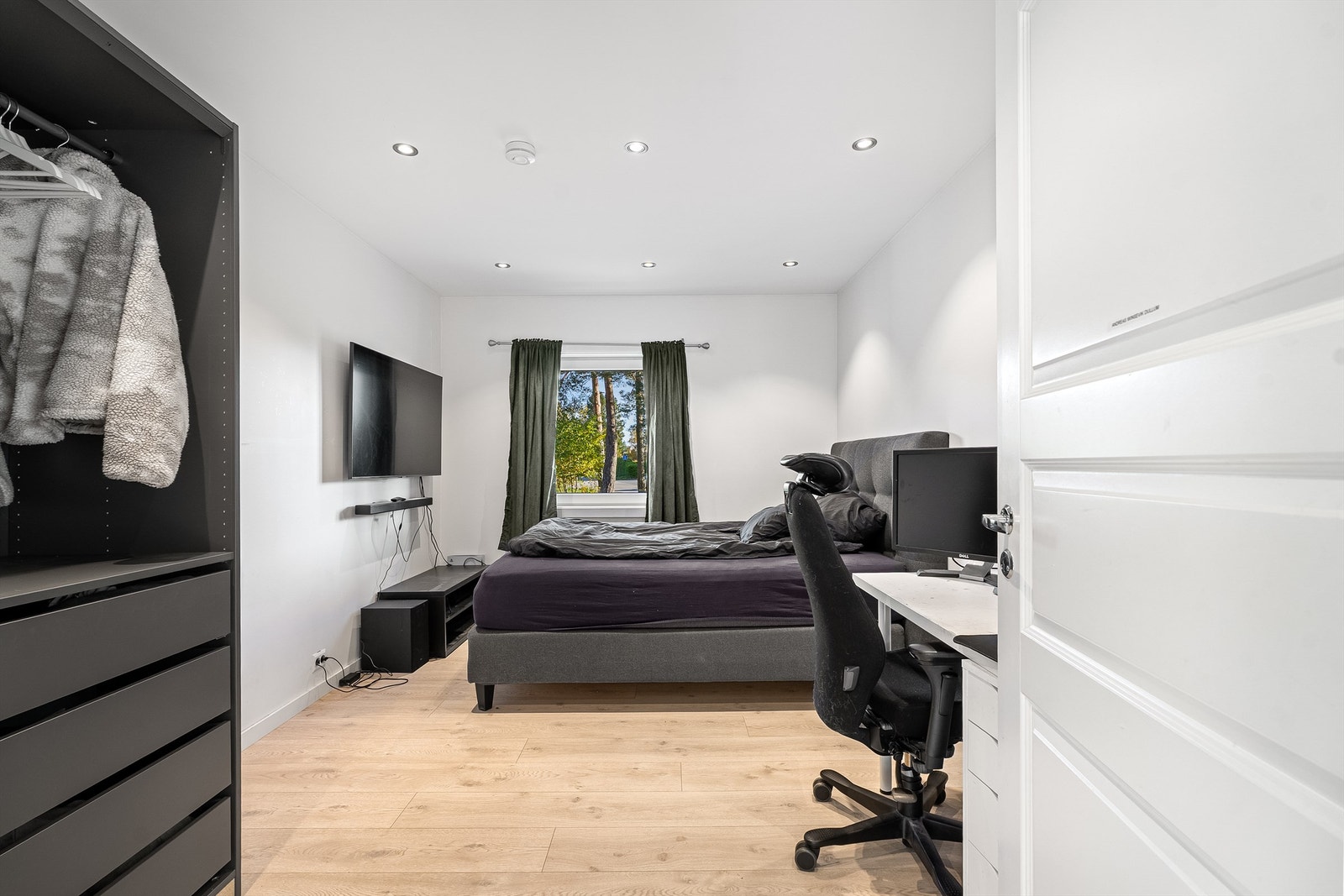 Stort og romslig soverom som ble oppusset samtidig med resten av boligen. Dette soverommet har adgang fra stuen. Galleribilde