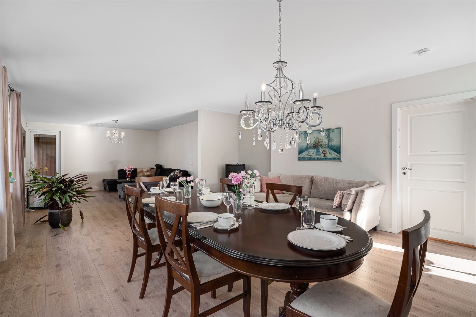 Her er det god plass til å invitere både familie og venner til hyggelige middager og/eller selskap. Galleribilde