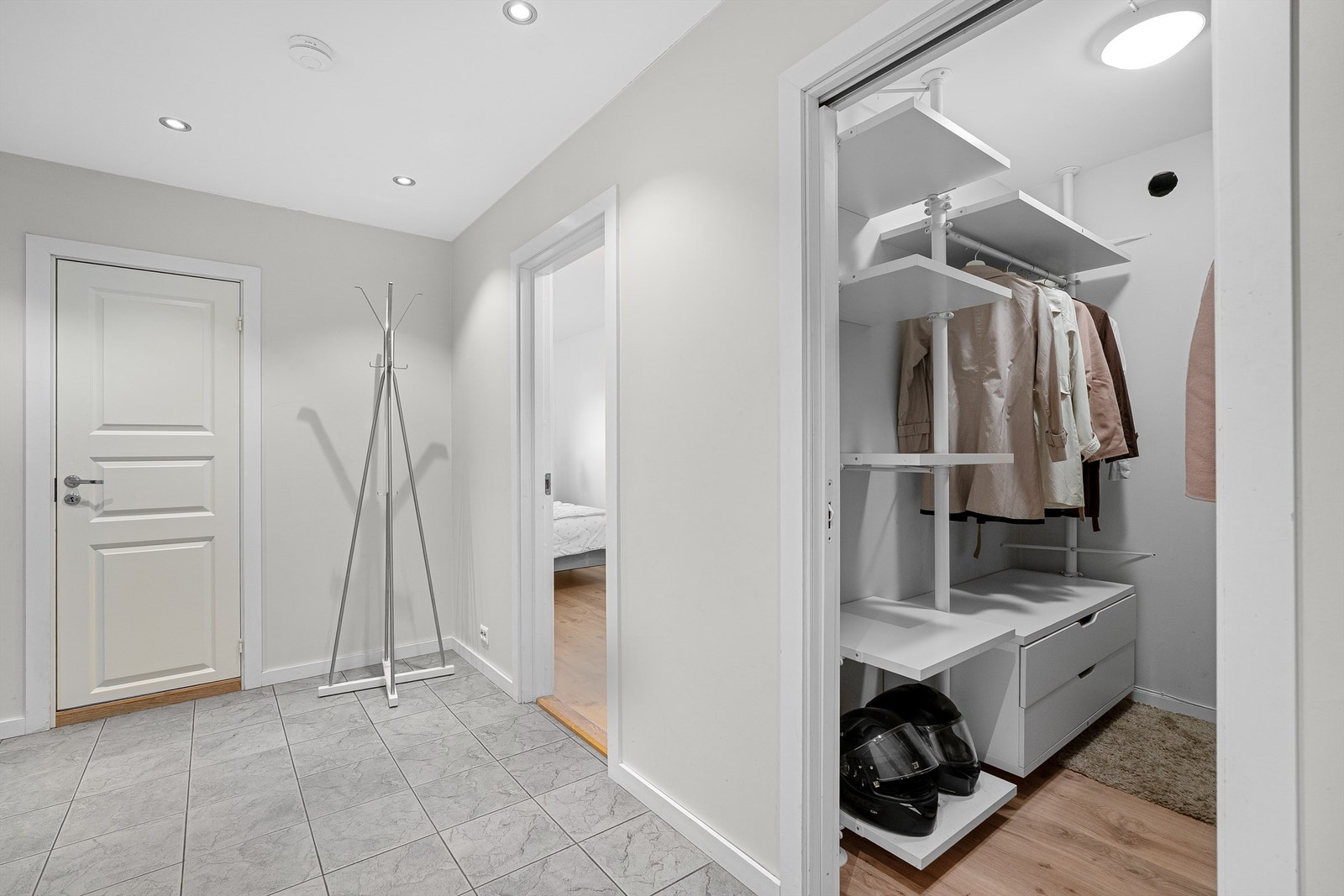 Rett frem finner du bad, og to soverom. Galleribilde