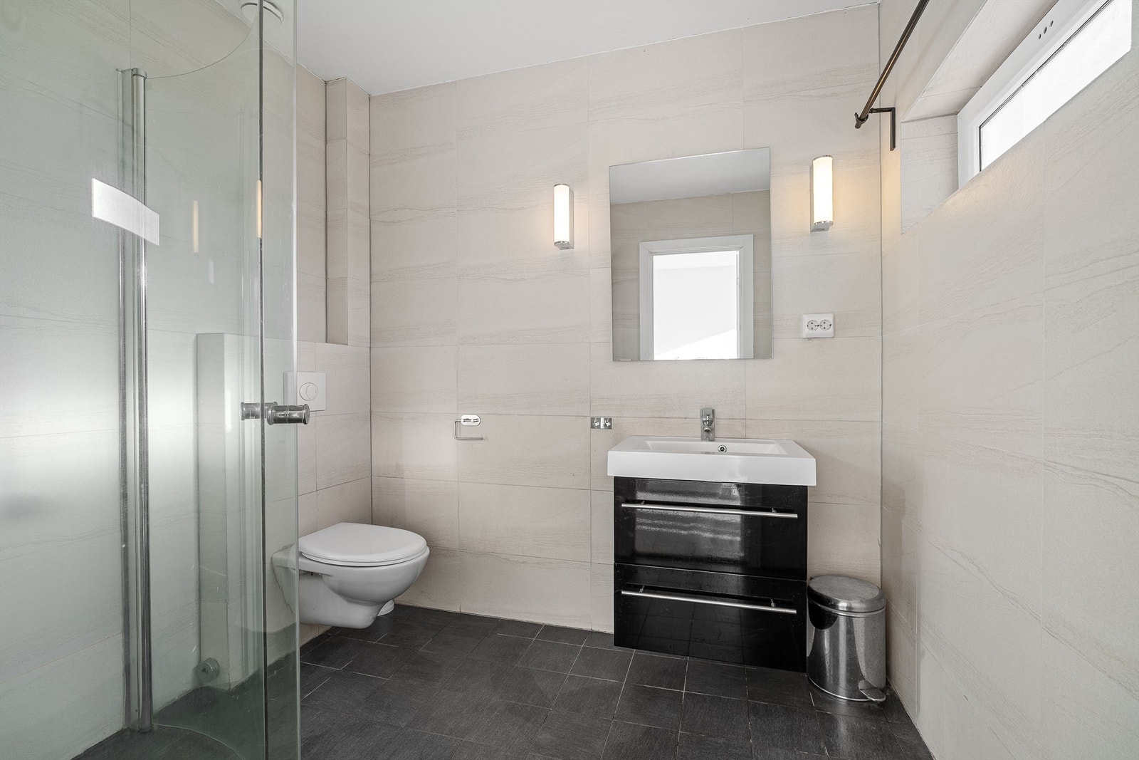 Badet er flislagt med varmekabler i gulv. Badet ble renovert i 2014. Galleribilde